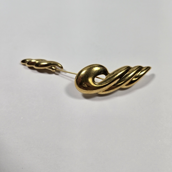 Napier Jewelry - Napier Goldtone Twisted Brooch